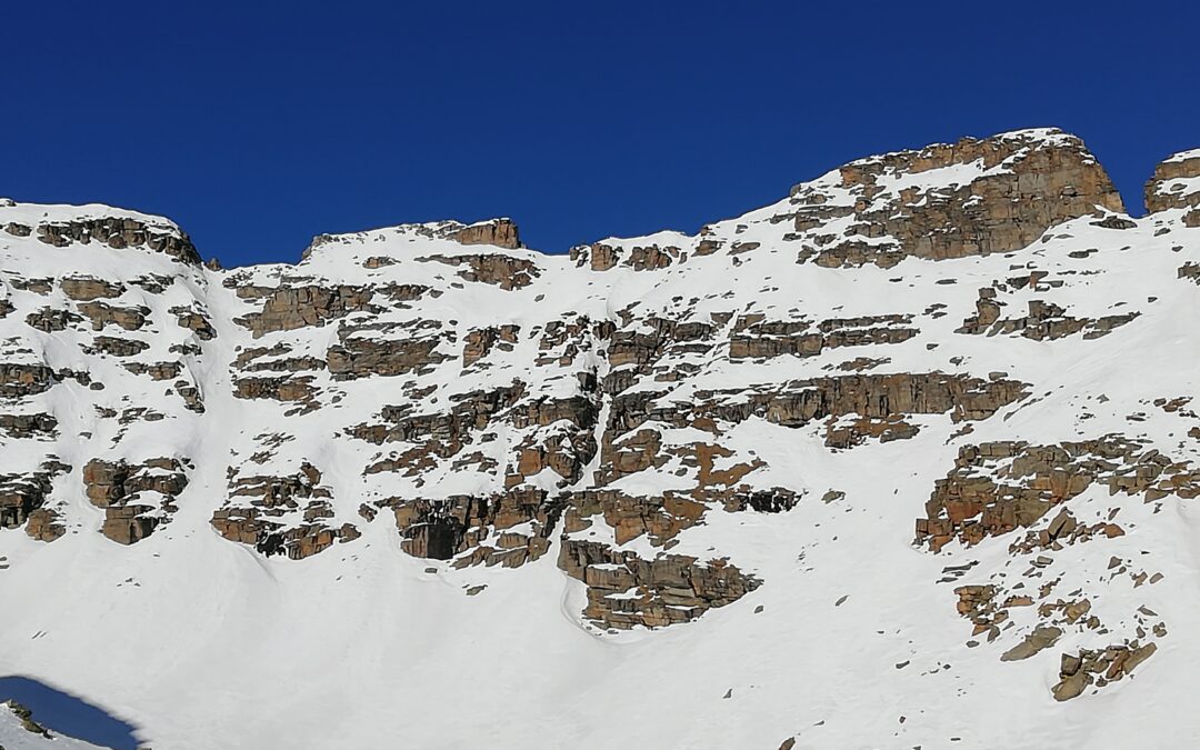 Sci ripido – Canale Nascosto di Vassola q. 2860m del M. Bessun (giro dei Picchi del Seone)